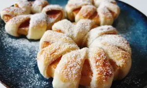 Pyszne ciasto francuskie z jabłkami, jak u Ani gotuje, posypane cukrem pudrem. Idealne na deser!