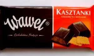 Opakowanie Wawel Kasztanki kakaowe z wafelkami, z widocznymi dwoma czekoladkami i wafelkami.