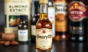 Brak Amaretto w tiramisu? Najlepsze zamienniki uratują deser!