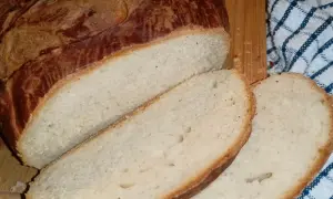 Domowy chleb, pachnący jak przepis na chleb naszych babć. Skórka złocista, miękisz puszysty. Idealny na kanapki.