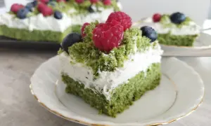Pyszne ciasto leśny mech na dużą blachę z serkiem mascarpone, udekorowane malinami i borówkami.