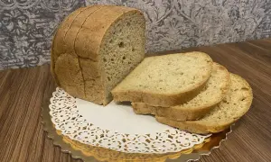 Pyszny keto chleb, idealny na śniadanie. Kromki ułożone na złotej paterze z koronkową serwetką.