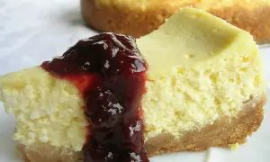 Pyszny sernik z serka wiejskiego polany wiśniową konfiturą, na kruchym spodzie. Idealny na deser.