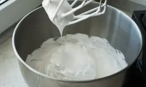 Idealnie ubita śmietana z mascarpone, gotowa do deseru. Tak właśnie wygląda efekt, gdy chcemy dowiedzieć się, jak ubić śmietanę z mascarpone.