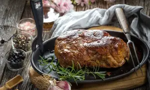 Soczysta karkówka na grillu, idealna do przygotowania według sprawdzonego przepisu. Aromatyczne przyprawy i świeży rozmaryn podkreślą smak.