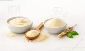 Dwie miseczki z kaszą manną, jedna gotowa, druga sucha. Łyżka z kaszą i kłos zboża. Czy kasza manna jest zdrowa? Tak, to dobry wybór.