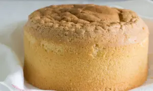 Puszysty biszkopt z 10 jaj, lekko zarumieniony, z charakterystyczną, pofałdowaną górą. Idealny do tortów.