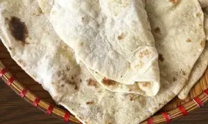 Domowy lawasz przepis na pyszny, cienki placek. Idealny do wrapów i jako dodatek do dań.
