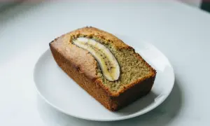 Chlebek bananowy z airfryera, idealnie wypieczony, z plasterkiem banana na wierzchu.