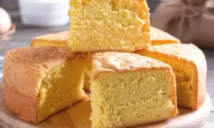 Puszysty biszkopt, który zawsze wychodzi, pokrojony na kawałki. Idealny do deserów i tortów.
