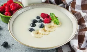 Idealne proporcje kaszy manny na mleku, podanej z malinami, borówkami i bananem. Pyszne śniadanie.