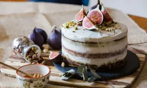 Naked cake z figami, pistacjami i miodem. Pyszna uczta dla oczu i podniebienia.