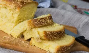 Puszyste ciasto drożdżowe, pokrojone w kromki, pachnie jak najlepszy przepis na ciasto drożdżowe babci. Idealne na śniadanie.