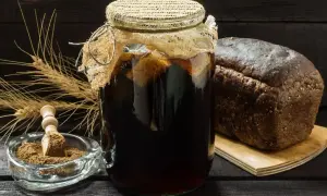 Domowy kwas chlebowy przepis: ciemny chleb, słód i kłosy zbóż.