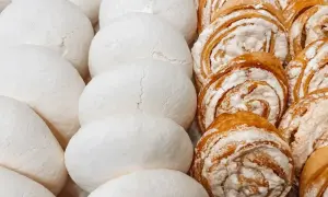 Białe bezy i słodkie zawijane ciasteczka posypane cukrem pudrem. Idealne, gdy zastanawiasz się, co zrobić z białek.