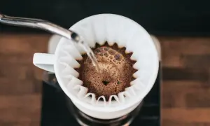 Kawa przelewa się przez filtr, tworząc aromatyczny drip.