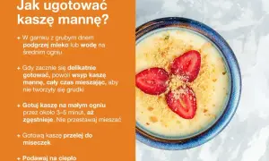 Pyszna kasza manna na wodzie, udekorowana truskawkami i okruszkami, gotowa do podania na ciepło.