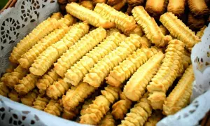 Koszyk pełen pysznych, złocistych ciasteczek kruchych babci. Idealne na popołudniową herbatę.