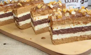 Szybkie ciasto z masą krówkową, przełożone kremem i biszkoptem, ozdobione kandyzowanymi owocami.