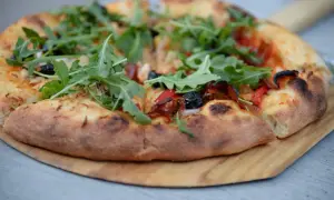 Pyszna pizza z rukolą i oliwkami na chrupiącym cieście. Proste ciasto na pizzę zawsze wychodzi, idealne na szybki obiad.