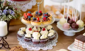 Mnóstwo słodkich przekąsek: babeczki, tartaletki z owocami, cake pops i ciasto. Idealne na przyjęcie!