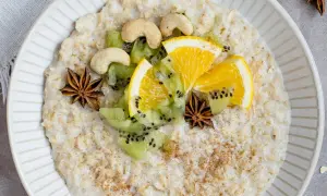 Pyszna kasza manna z owocami kiwi, pomarańczą, orzechami i anyżem. Idealna na zdrowe śniadanie, z niską zawartością kasza manna kcal.
