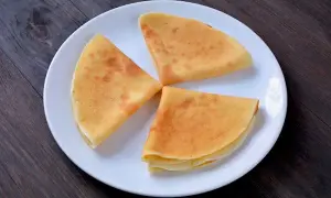 Naleśnik z serem: 250-450 kcal? Sprawdź, jak obniżyć kalorie!