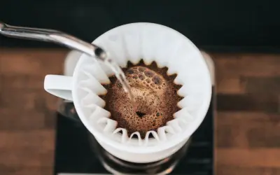 Kawa przelewa się przez filtr, tworząc aromatyczny drip.