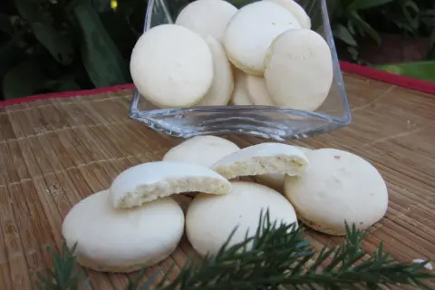 Delikatne, białe anyżki w szklanej misie i na bambusowej macie, ozdobione gałązką iglaka.
