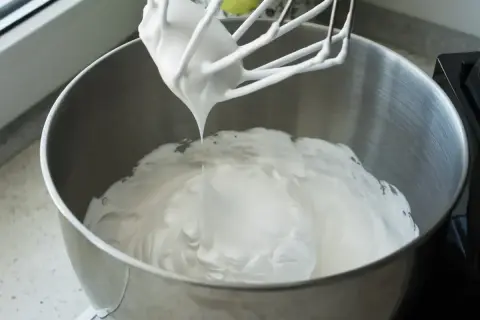 Idealnie ubita śmietana z mascarpone, gotowa do deseru. Tak właśnie wygląda efekt, gdy chcemy dowiedzieć się, jak ubić śmietanę z mascarpone.