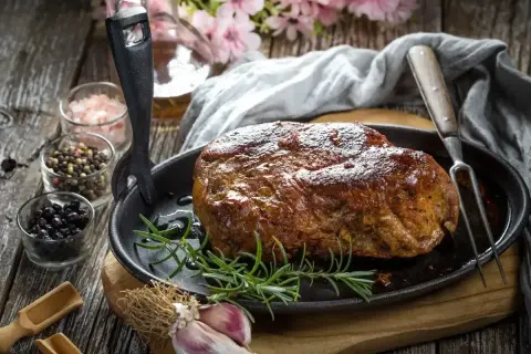 Soczysta karkówka na grillu, idealna do przygotowania według sprawdzonego przepisu. Aromatyczne przyprawy i świeży rozmaryn podkreślą smak.
