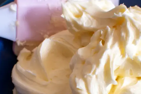 Puszysty krem śmietankowy do tortu bez mascarpone, gotowy do dekoracji.