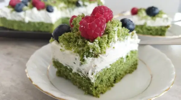 Pyszne ciasto leśny mech na dużą blachę z serkiem mascarpone, udekorowane malinami i borówkami.