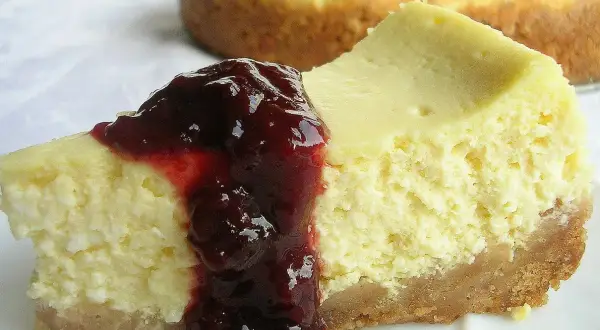 Pyszny sernik z serka wiejskiego polany wiśniową konfiturą, na kruchym spodzie. Idealny na deser.