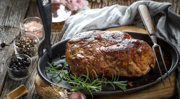 Soczysta karkówka na grillu, idealna do przygotowania według sprawdzonego przepisu. Aromatyczne przyprawy i świeży rozmaryn podkreślą smak.