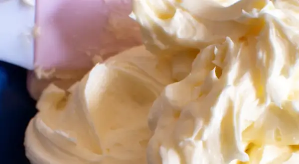 Puszysty krem śmietankowy do tortu bez mascarpone, gotowy do dekoracji.