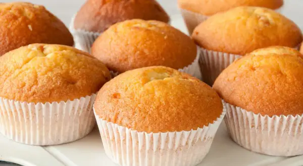 Wilgotne i puszyste muffinki, idealne na każdy dzień. Ten przepis na muffinki sprawi, że będą pyszne i domowe.