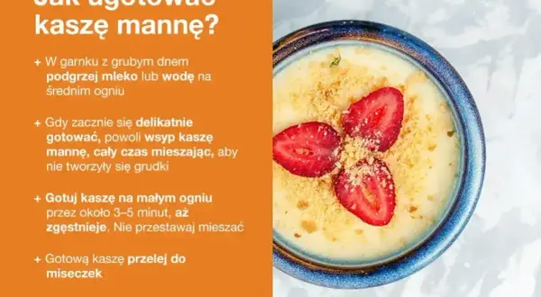 Pyszna kasza manna na mleku, udekorowana plasterkami truskawek i okruszkami ciastek, gotowa do podania.