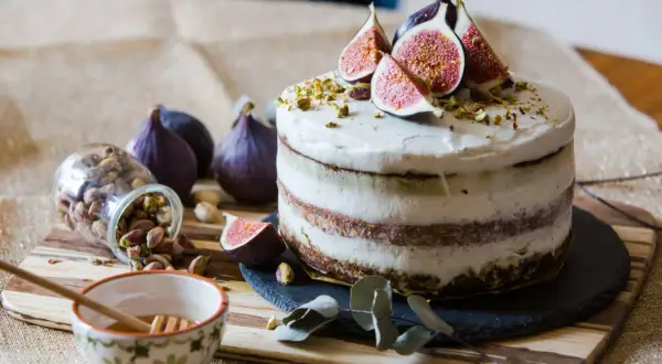 Naked cake z figami, pistacjami i miodem. Pyszna uczta dla oczu i podniebienia.