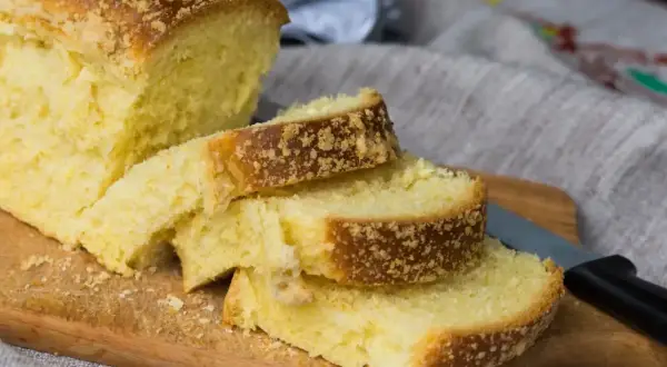 Puszyste ciasto drożdżowe, pokrojone w kromki, pachnie jak najlepszy przepis na ciasto drożdżowe babci. Idealne na śniadanie.
