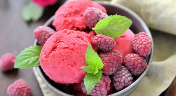 Idealny sorbet malinowy: przepis, triki i sekrety gładkiej konsystencji