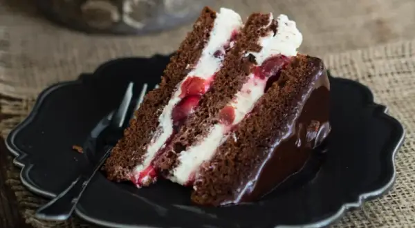 Czym nasączyć biszkopt czekoladowy? Przepisy na wilgotny tort!