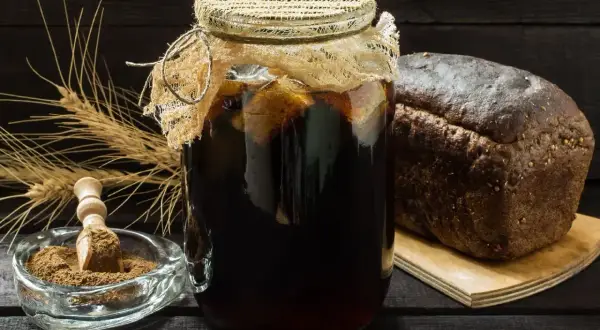 Domowy kwas chlebowy przepis: ciemny chleb, słód i kłosy zbóż.