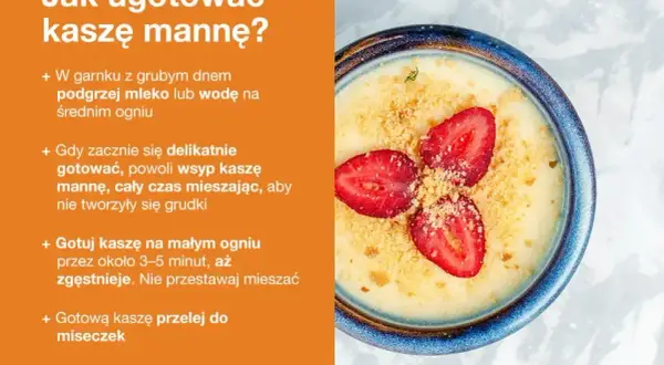 Pyszna kasza manna na wodzie, udekorowana truskawkami i okruszkami, gotowa do podania na ciepło.