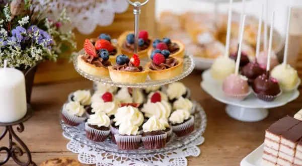 Mnóstwo słodkich przekąsek: babeczki, tartaletki z owocami, cake pops i ciasto. Idealne na przyjęcie!