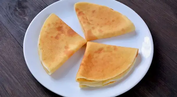 Naleśnik z serem: 250-450 kcal? Sprawdź, jak obniżyć kalorie!