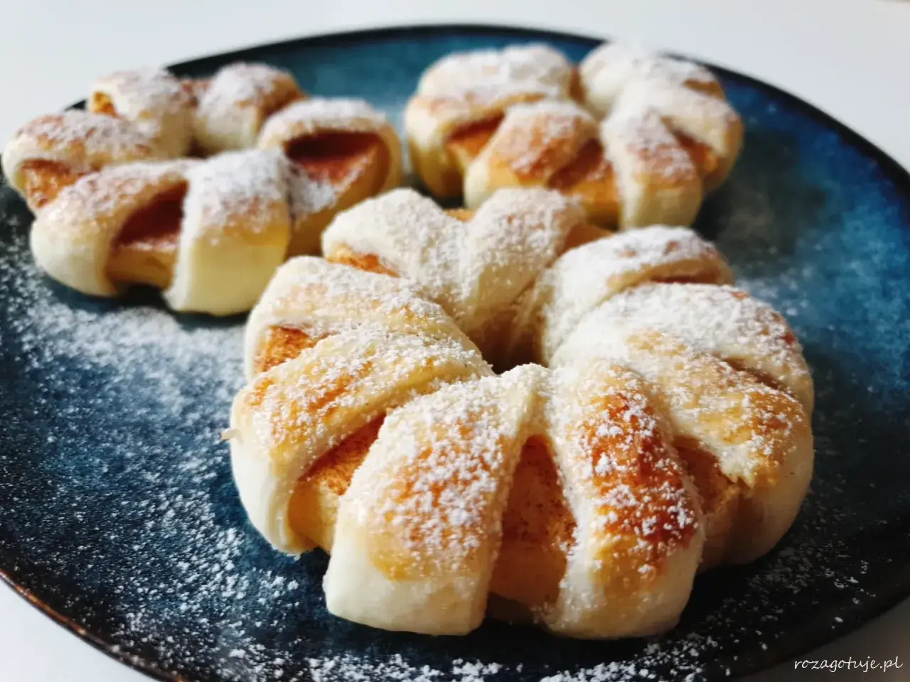 Pyszne ciasto francuskie z jabłkami, jak u Ani gotuje, posypane cukrem pudrem. Idealne na deser!
