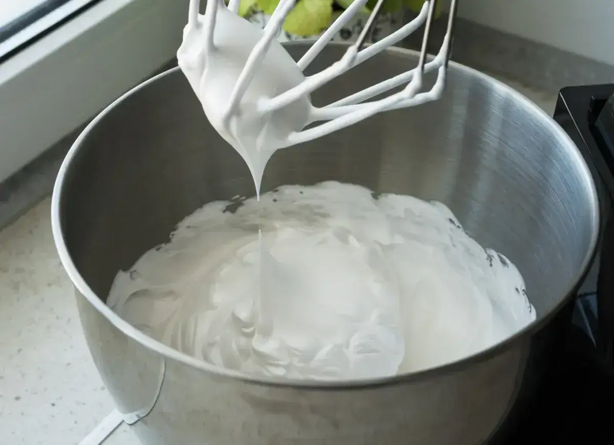 Idealnie ubita śmietana z mascarpone, gotowa do deseru. Tak właśnie wygląda efekt, gdy chcemy dowiedzieć się, jak ubić śmietanę z mascarpone.