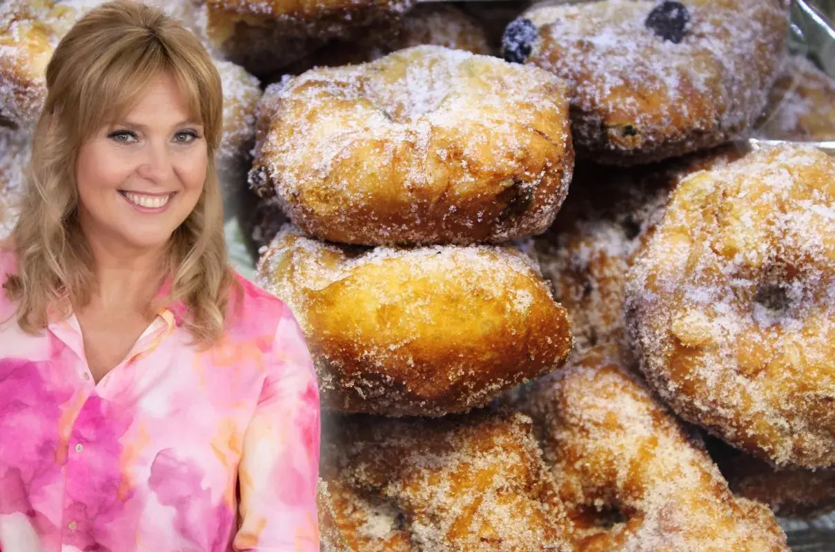 Uśmiechnięta Ewa Wachowicz prezentuje pączki z ziemniakami, posypane cukrem. Pyszne, domowe wypieki.