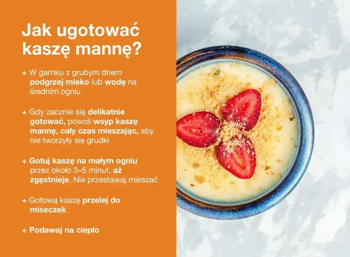 Pyszna kasza manna na mleku, udekorowana plasterkami truskawek i okruszkami ciastek, gotowa do podania.